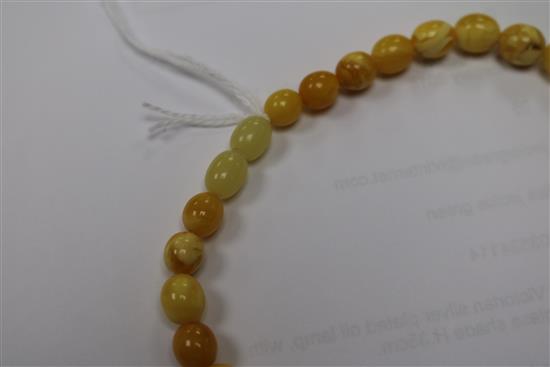 A single strand graduated amber bead necklace, gross weight 19 grams, 38cm.